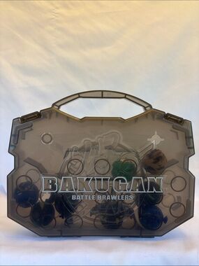 LOT OF 8 OFFICIAL BAKUGAN BATTLE BRAWLERS WITH TRANSLUCENT GREY CARRY CASE